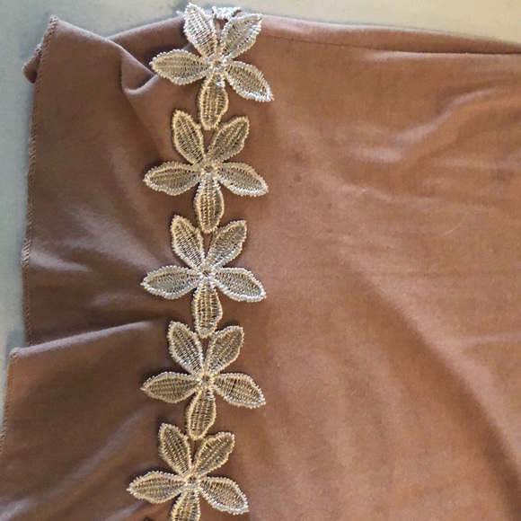 Lightweight croptop with flower detail - Picture 3 of 3